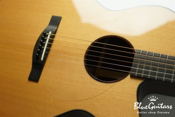 Acoustic Model OM. Cutaway Cedar/Indian Rosewood