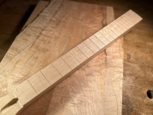 Cirrus Easel  Ichika Specs