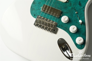 Model S. #150 Light Aged - White Blonde with Orii Blue