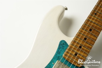 Model S. #161 Light Aged - White Blonde with Blue