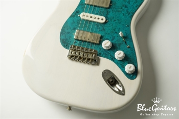 Model S. #161 Light Aged - White Blonde with Blue