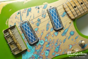 IRIS #156 Multi Layer/Heavy Aged - Lime Green Metallic over Gold with Art Brass