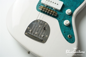 Model JM. #176 Light Aged - White Blonde with Blue