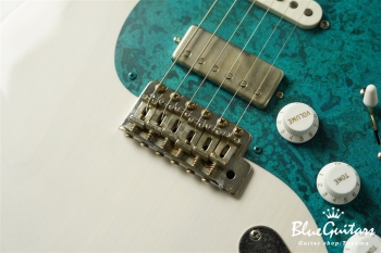 Model S. #161 Light Aged - White Blonde with Blue