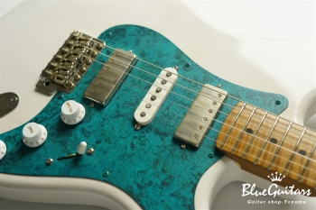 Model S. #161 Light Aged - White Blonde with Blue