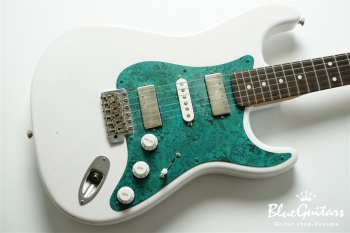 Model S. #182 Light Aged - White Blonde with Blue