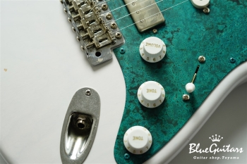 Model S. #182 Light Aged - White Blonde with Blue