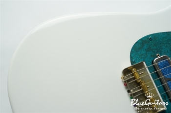 IRIS #194 Light Aged - Olympic White with Blue