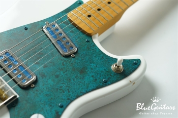 IRIS #206 Light Aged - Olympic White with Blue