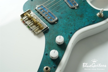 IRIS #206 Light Aged - Olympic White with Blue