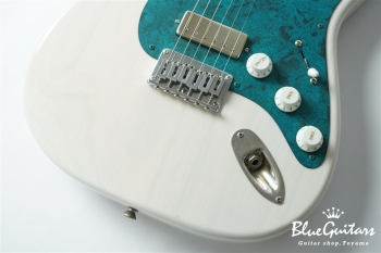 Model S. #216 Light Aged - White Blonde with Blue