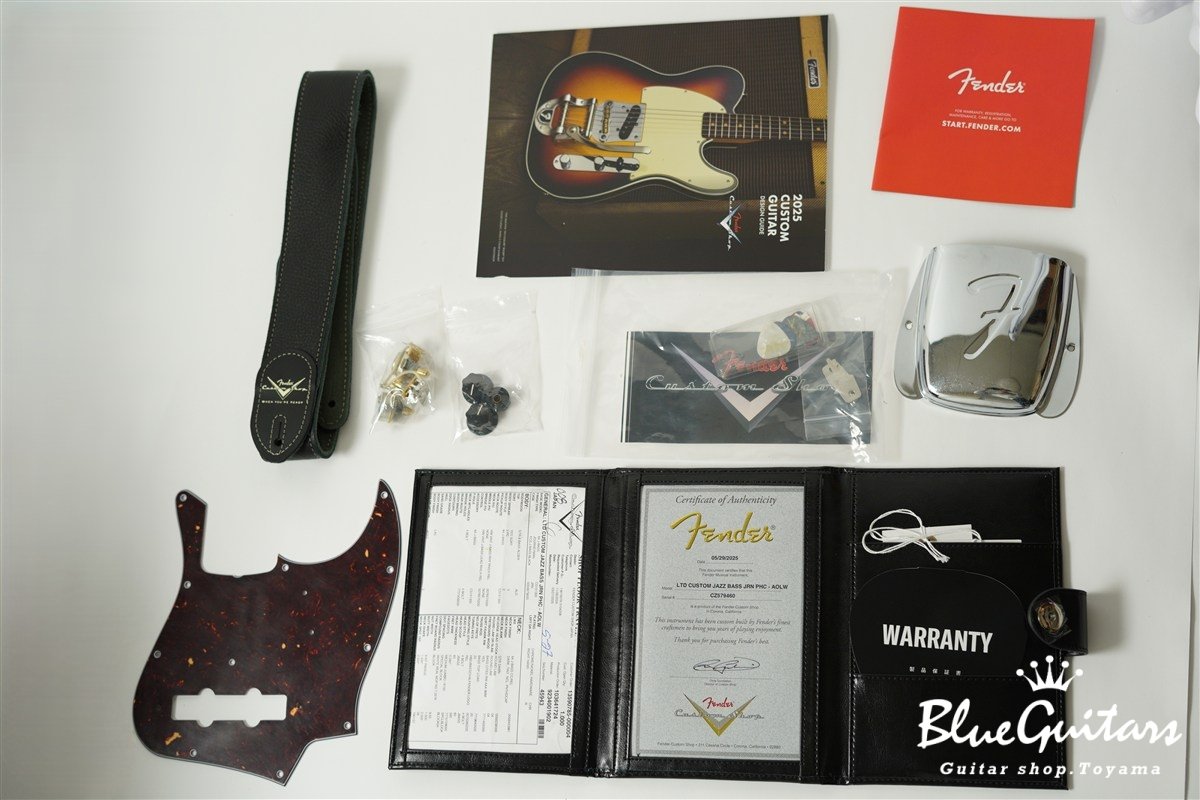 Limited Edition Custom Jazz Bass Journeyman Relic - Aged Olympic White / PHC