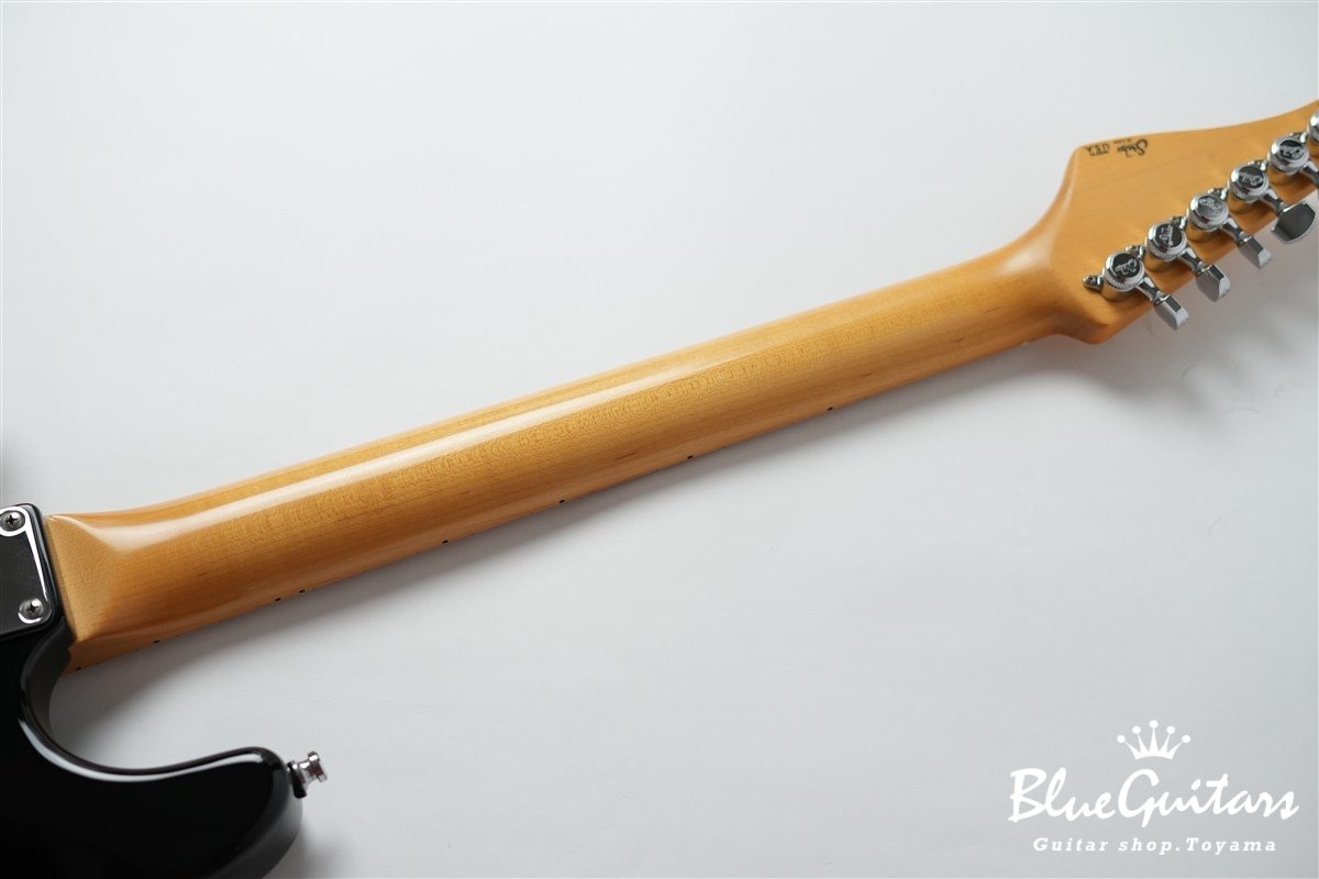 JST Classic S Maple Fingerboard HSS - Black