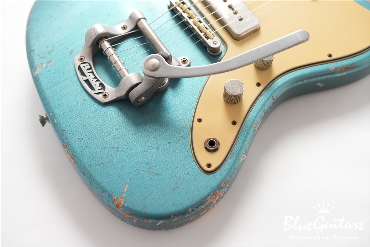 Alt de facto JM6 w/ Bigsby Medium Distress - Lake Placid Blue