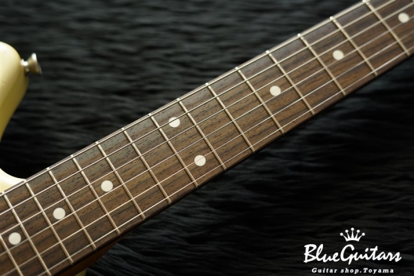 IRIS #057 - Vintage White over 3TS 