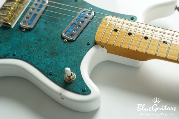 IRIS #206 Light Aged - Olympic White with Blue