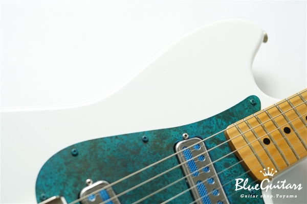 IRIS #206 Light Aged - Olympic White with Blue