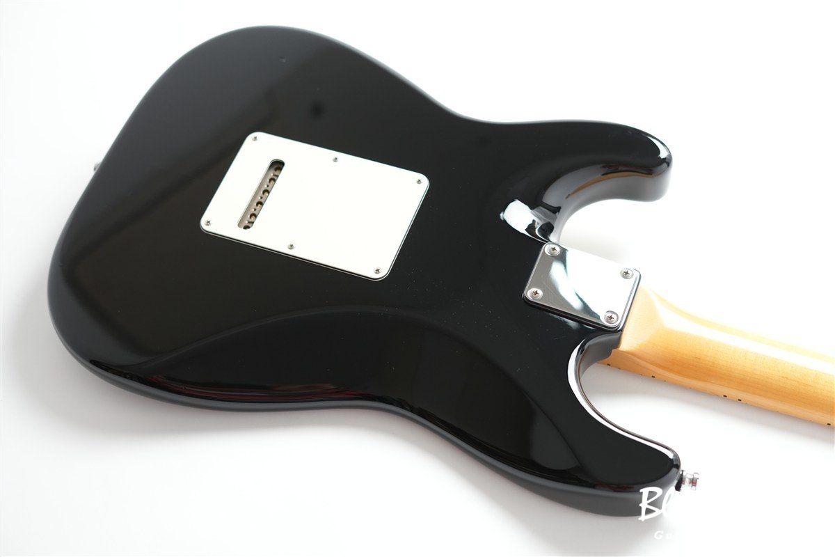 JST Classic S Maple Fingerboard HSS - Black