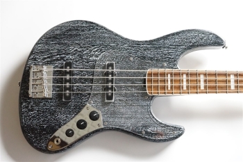 G-AMAZE-DX / LS - Black Satin in White