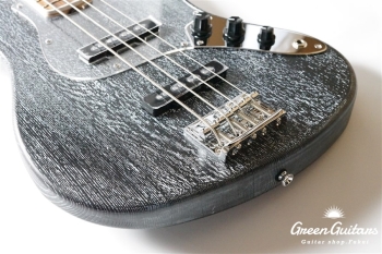 G-AMAZE-DX / LS - Black Satin in White