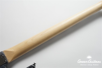 G-AMAZE-DX / LS - Black Satin in White