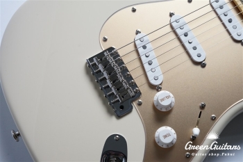 MC1-STD/M - Olympic White / Gold Acryl Pick Guard