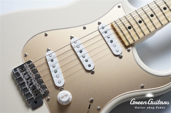 MC1-STD/M - Olympic White / Gold Acryl Pick Guard