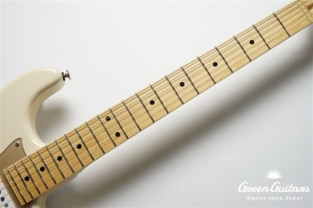 MC1-STD/M - Olympic White / Gold Acryl Pick Guard