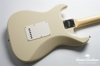 MC1-STD/M - Olympic White / Gold Acryl Pick Guard