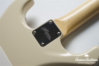 MC1-STD/M - Olympic White / Gold Acryl Pick Guard