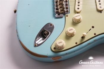 Limited Edition 1960 Stratocaster Relic - Faded Daphne Blue