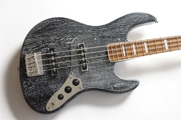 G-AMAZE-DX / LS - Black Satin in White