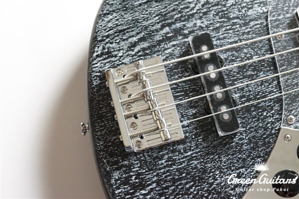 G-AMAZE-DX / LS - Black Satin in White