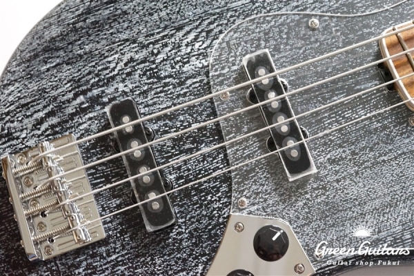 G-AMAZE-DX / LS - Black Satin in White