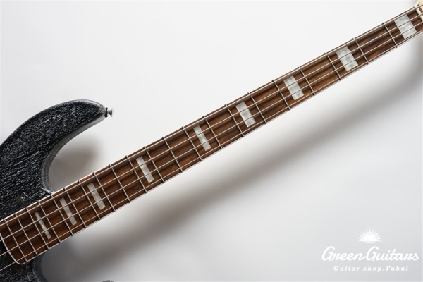 G-AMAZE-DX / LS - Black Satin in White