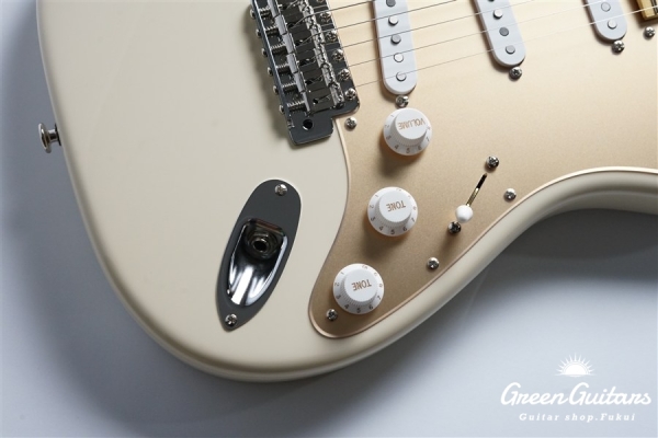MC1-STD/M - Olympic White / Gold Acryl Pick Guard