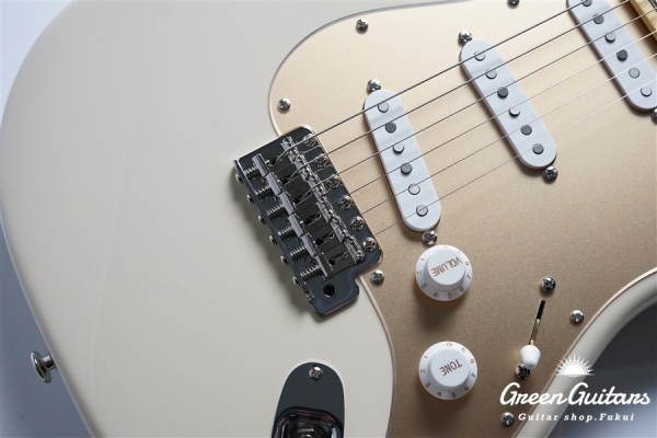 MC1-STD/M - Olympic White / Gold Acryl Pick Guard