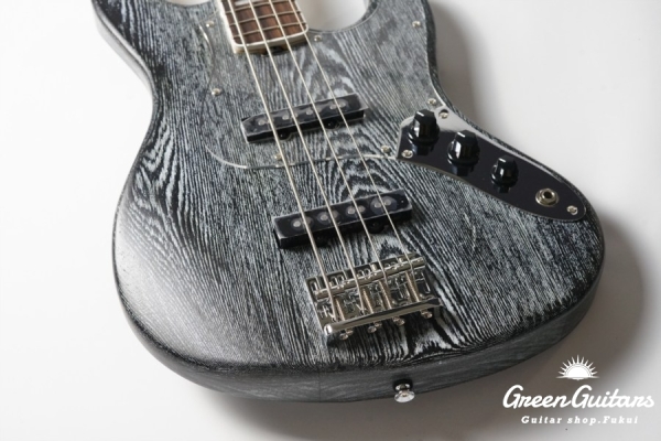 G-AMAZE-DX LS - Black Satin in White