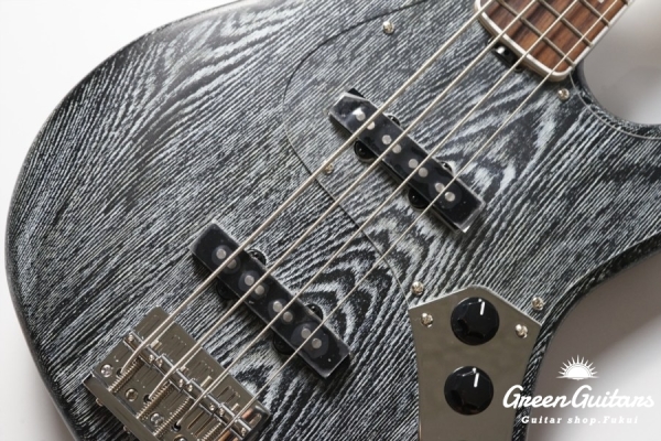 G-AMAZE-DX LS - Black Satin in White
