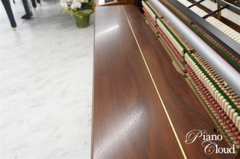 アップライトピアノ T-122 Tradition（ウォルナット艶消）