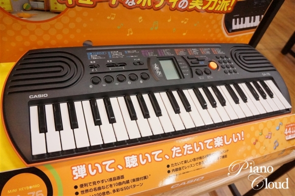 カシオキーボード　SA-76 Amazon.com: Casio SA-76 44 Key Mini Keyboard, Orange