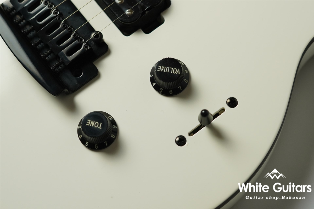 Sterling by MUSIC MAN AXIS SUB AX3S-WH-R1 - White | White Sterling by MUSIC MAN AXIS SUB AX3S-WH-R1 - White | White