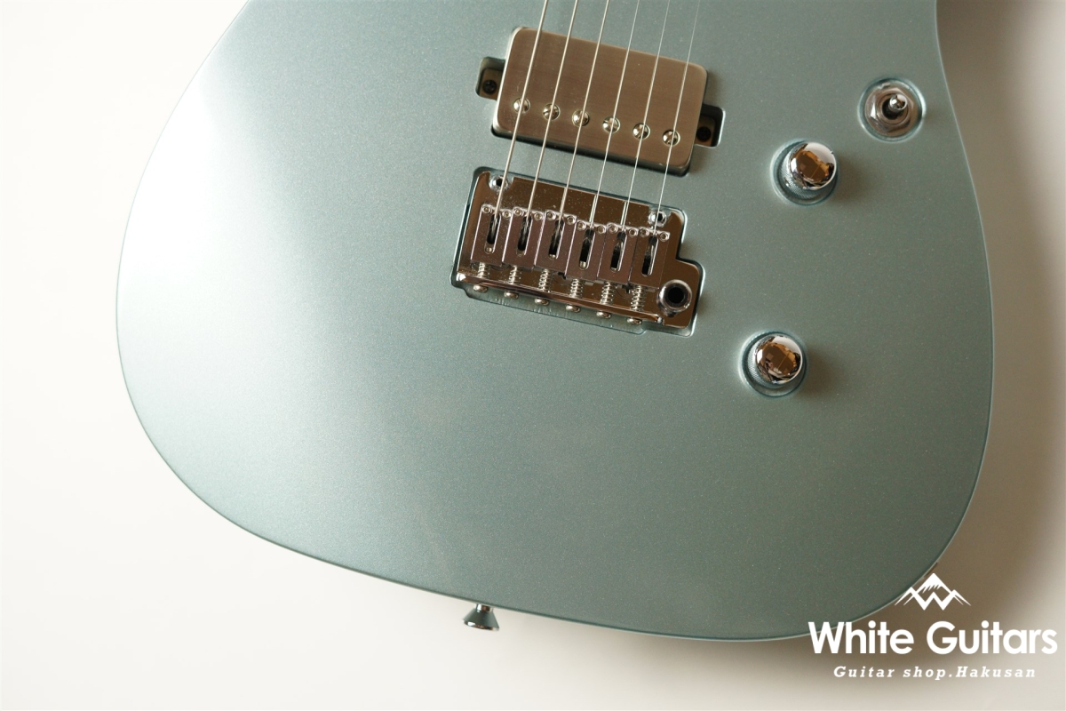 Addictone custom guitars ARENA - Ice Blue Metallic #365 | White