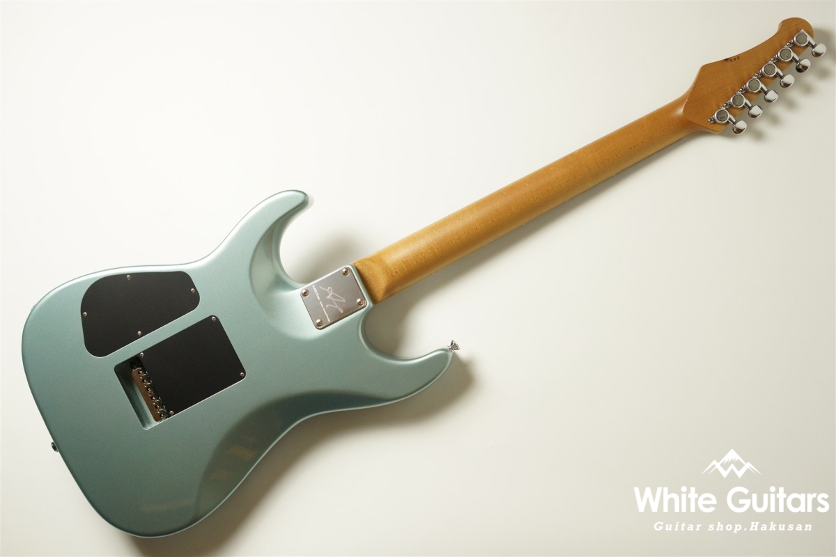 Addictone custom guitars ARENA - Ice Blue Metallic #365 | White 