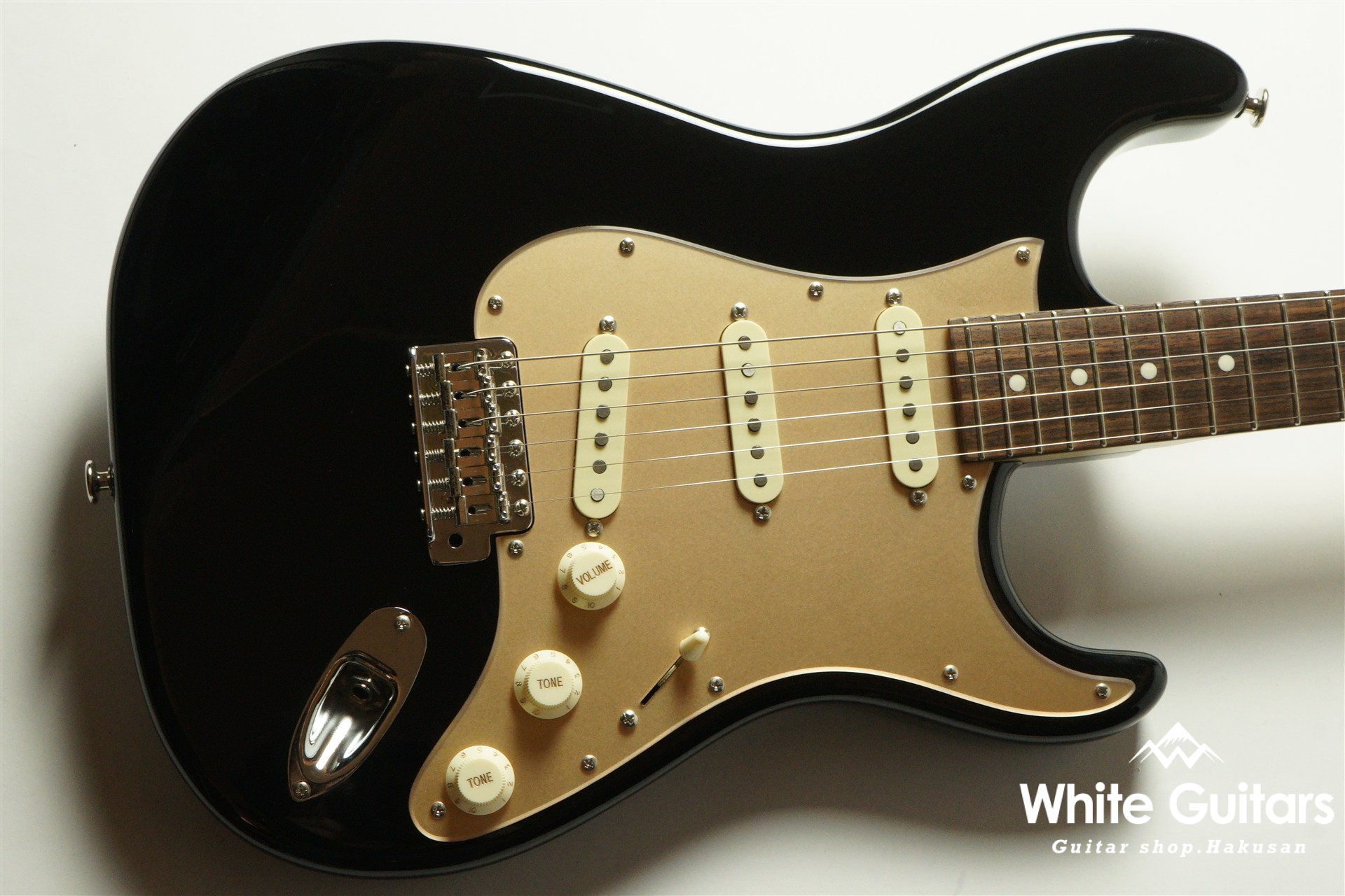 MOMOSE MC1-STD/R - Black / Gold Acryl Pick Guard | White Guitars