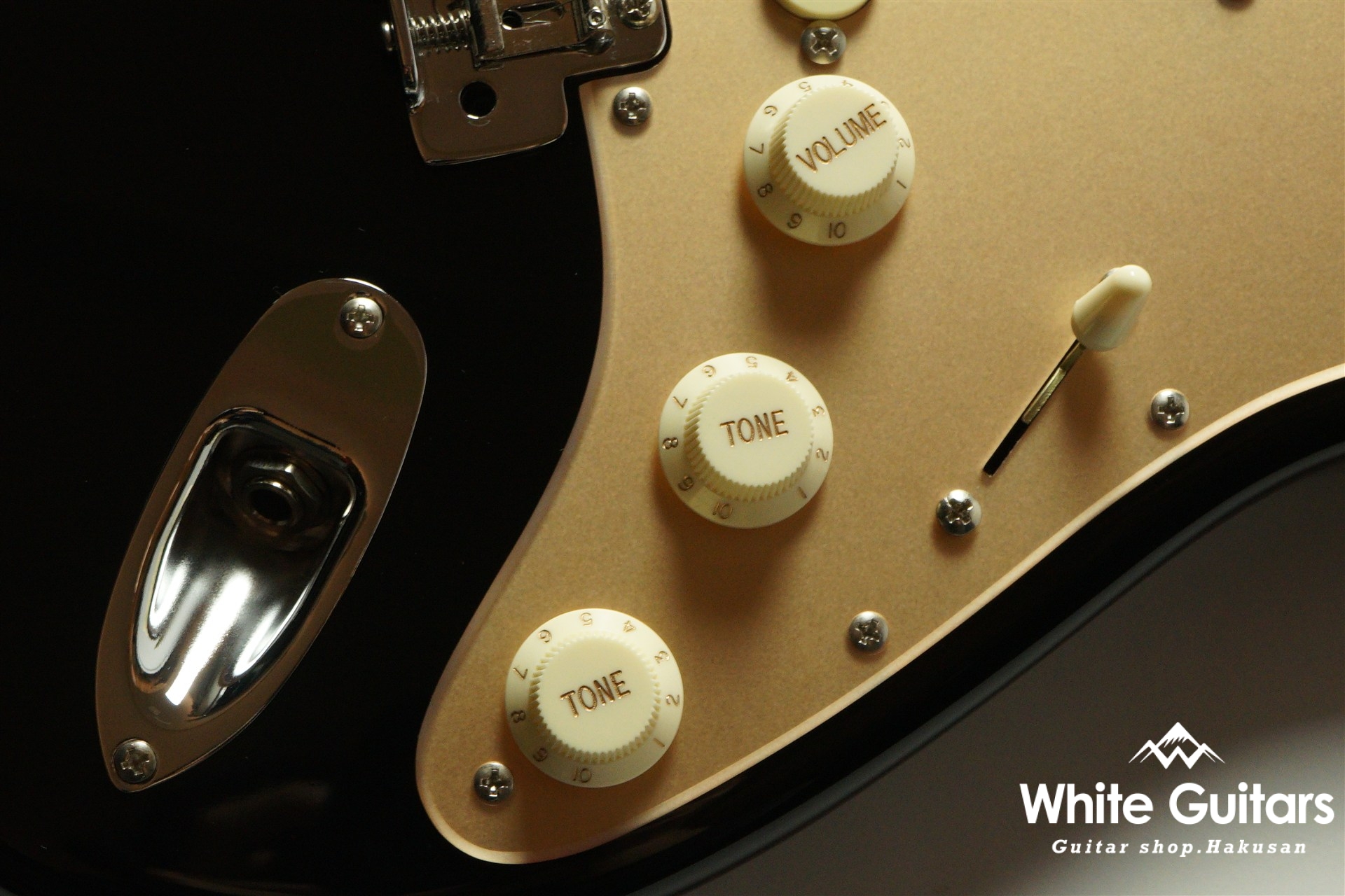 MOMOSE MC1-STD/R - Black / Gold Acryl Pick Guard | White Guitars