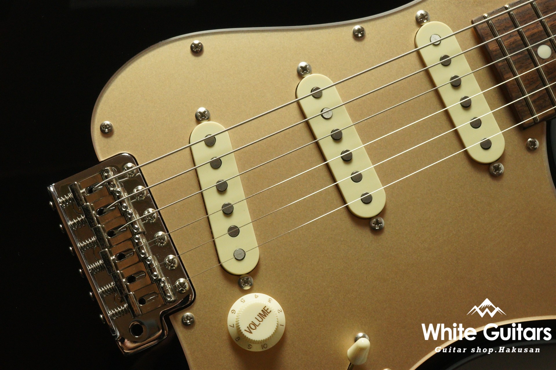 MOMOSE MC1-STD/R - Black / Gold Acryl Pick Guard | White Guitars