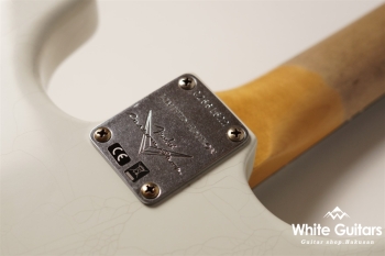 LTD ’62/’63 Stratocaster LTD ’62/’63 Stratocaster Journeyman Relic - Aged Olympic White