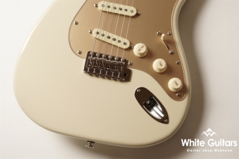 MC1-STD/R - Olympic White / Gold Acryl Pick Guard