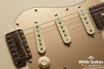 MC1-STD/R - Olympic White / Gold Acryl Pick Guard